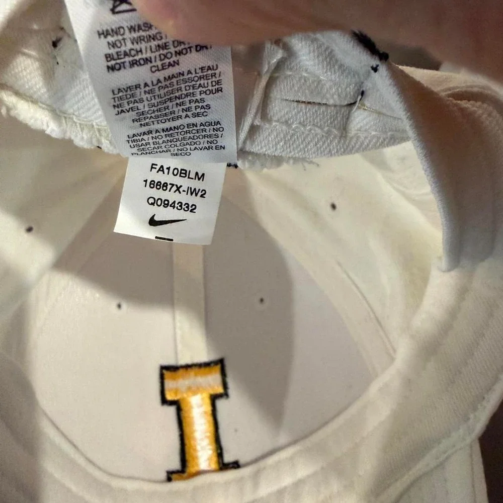 'Nike vintage fall 2010 white University of Iowa Hawkeyes cap